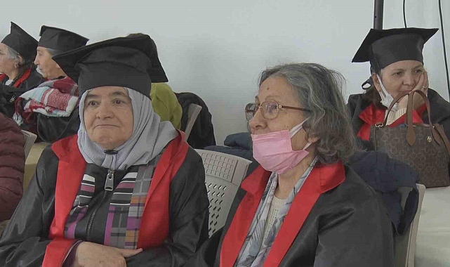 "Okumanın yaşı yok" deyip kepleri fırlattılar