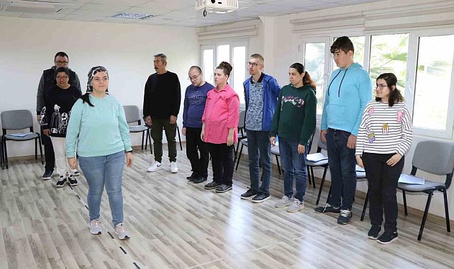 Özel öğrenciler sahnede yeteneklerini sergiliyor