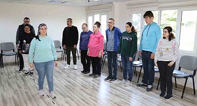 Özel öğrenciler sahnede yeteneklerini sergiliyor