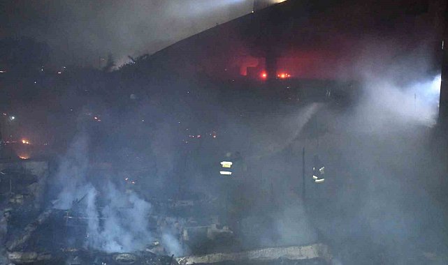 Pakistan&#039;da gecekondu mahallesinde yangın: 100&#039;den fazla ev küle döndü