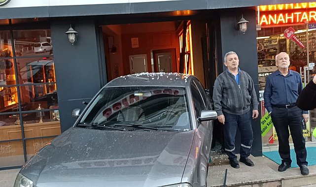 Park halinde freni boşalan otomobil dükkana daldı: Kaza anları kamerada