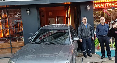 Park halinde freni boşalan otomobil dükkana daldı: Kaza anları kamerada