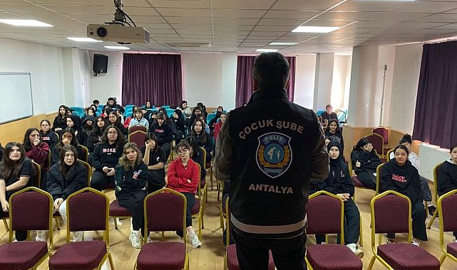 Polisler, 'Güvenli Okullar' için öğretmen ve öğrencilere seminer verdi