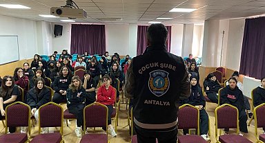 Polisler, 'Güvenli Okullar' için öğretmen ve öğrencilere seminer verdi
