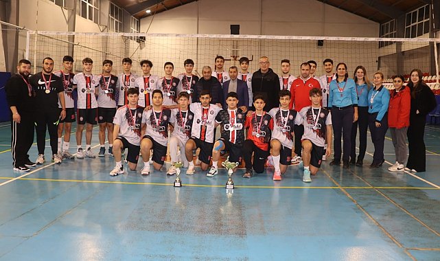 Şampiyon voleybolcular kupalarını Başkan Kaplan'ın elinden aldı