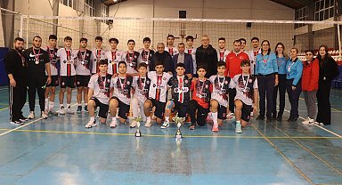 Şampiyon voleybolcular kupalarını Başkan Kaplan'ın elinden aldı