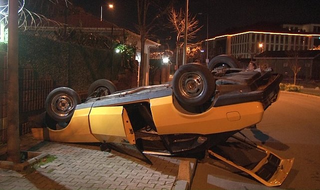 Sancaktepe'de aracının direksiyon hakimiyetini kaybeden sürücü takla atarak durabildi