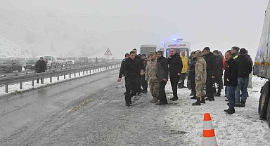 Sarıkamış'ta zincirleme kaza: 2 ölü, 8 yaralı