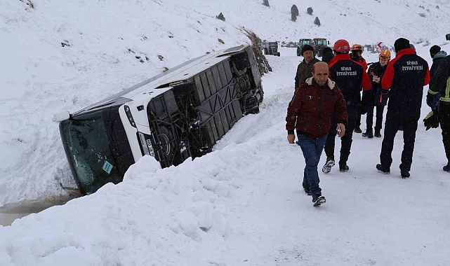 Sivas'ta cenaze yakınlarını taşıyan otobüs devrildi: 20 yaralı