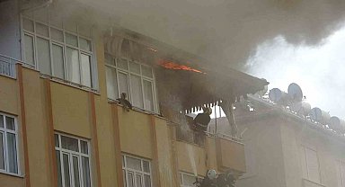 Sobadan boşaltılan kül apartmanı yakıyordu