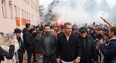 Stada değil, okula geldiler