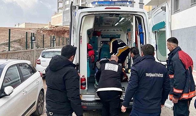 Tamir etmek istediği asansörün altında kalan işçi ağır yaralandı