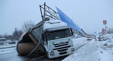Tekirdağ'da kar ve buzlanma kazaya neden oldu: Tır dorsesi devrildi