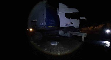 Tır makasladı, bariyerlere çarparak durabildi: 1 yaralı