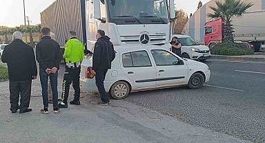 Tırın altında 50 metre sürüklenen araçtan burnu bile kanamadan çıktı