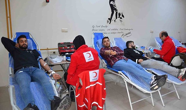 Üniversite öğrencilerinden Kızılay'a kan bağışı