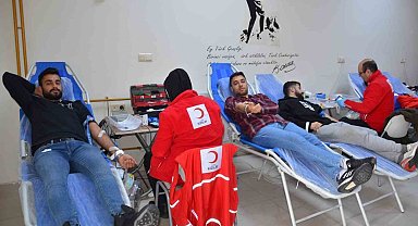 Üniversite öğrencilerinden Kızılay'a kan bağışı