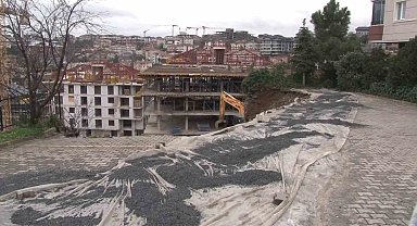 Üsküdar'da istinat duvarı çöktü, bir apartman tahliye edildi