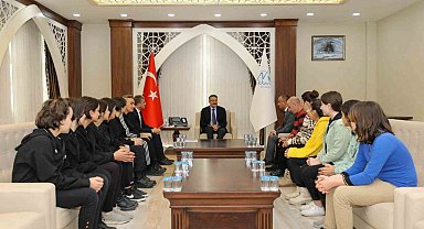 Vali Çelik şampiyonları makamında kabul etti