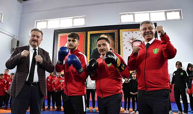 Vali Çiçek: "Spor okullarıyla gençlerimizi yalnız bırakmayacağımızın haykırışını ortaya koyuyoruz"