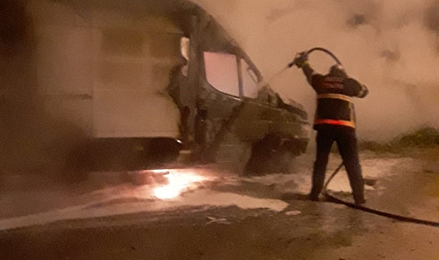 Yanan minibüs kullanılmaz hale geldi