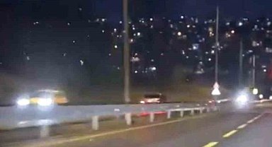 Yokuş aşağı ters yönde ilerleyen otomobil tehlike saçtı