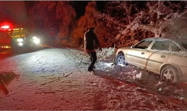 Yolda kalan iki araç ekipler tarafından kurtarıldı