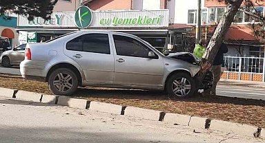 Yoldan çıkan otomobil, ağaca çarptı: 1 yaralı