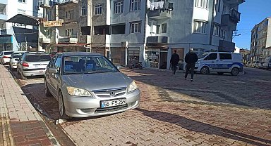 Yolun karşısına geçmekte olan yayanın ayağının üstünden otomobil geçti
