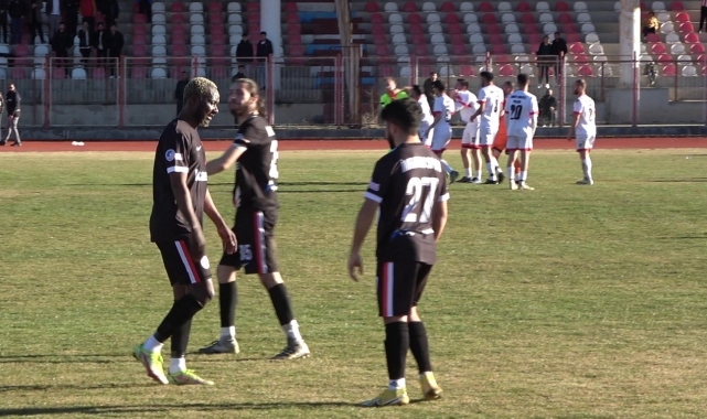 Amatör maçta futbolcudan hakeme yumruklu saldırı