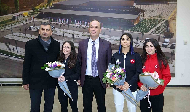 Avrupa rekoru kırarak 3 altın madalya kazanan milli halterciler Konya'da