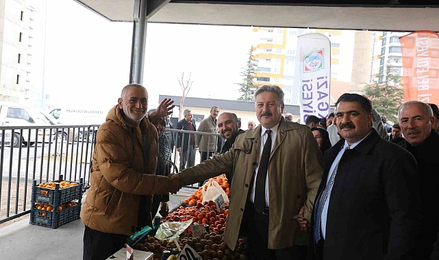 Başkan Palancıoğlu yeni açtıkları pazar yerinde alışveriş yaptı, vatandaşlarla bir araya geldi