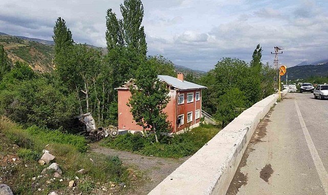 Bu evin üzerine sürekli kamyon uçuyor
