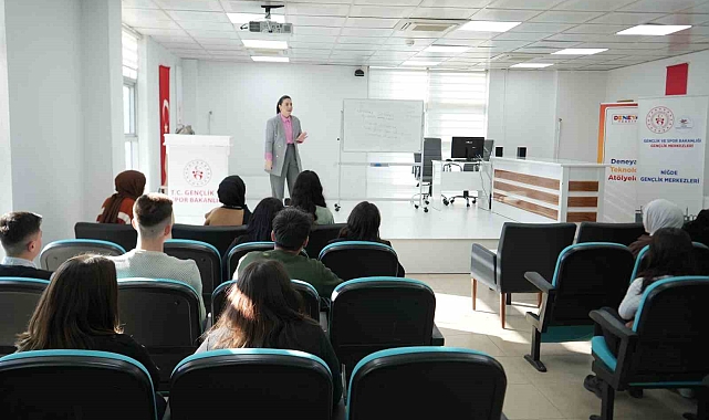 Diksiyon Eğitmeni Gün: "Dijital dünyadaki hız gençlerin diksiyonunu olumsuz etkiliyor"