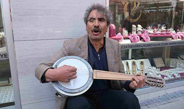 Gazi ekmek parasını sokakta müzik yaparak çıkarıyor