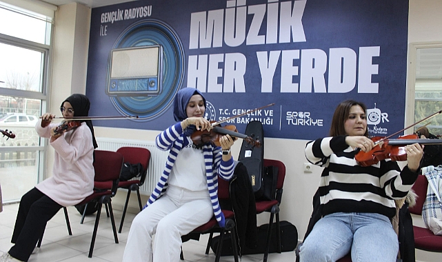 Gençler Sanatın Ritmin,i Kemanla Yakalıyor