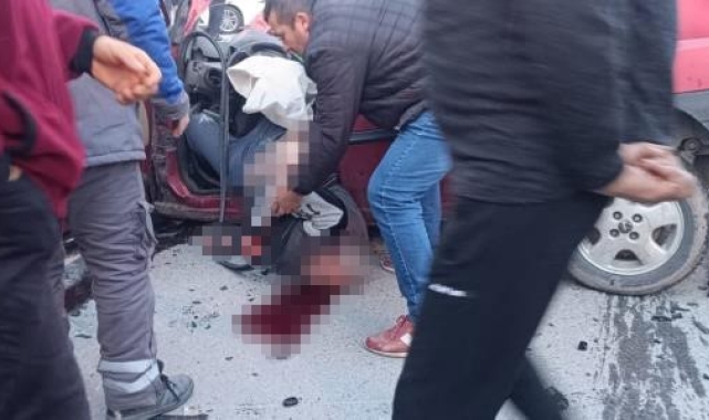 Kamyon ile hafif ticari araç kafa kafaya çarpıştı: 1 ağır yaralı