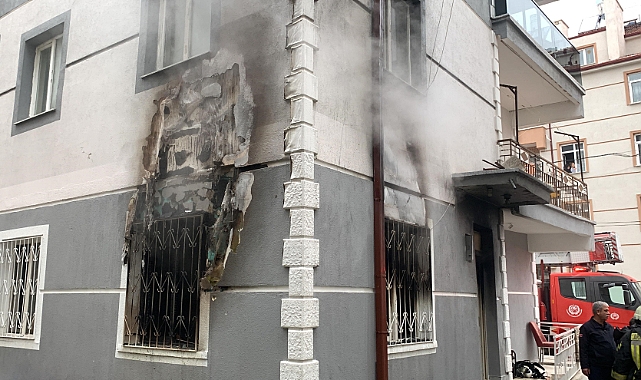  Karaman’da evde çıkan yangında kedilerini kurtarıp dışarıya çıktılar