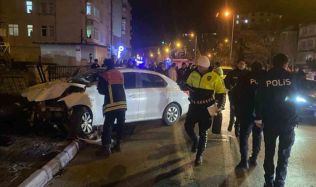 Kayseri'de otomobil direğe çarptı: Anne ve kızı yaralandı