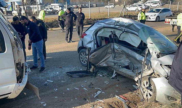 Kontrolden çıkan otomobil kamyonla çarpıştı: 2'si ağır 3 yaralı