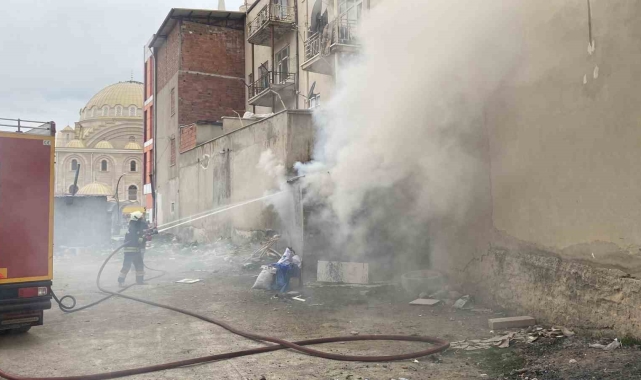 Konya'da apartmanın yanına yapılan depoda yangın