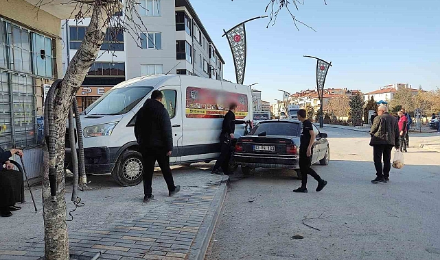 Konya'da otomobil ile minibüs çarpıştı: 2 yaralı