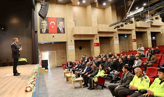 Niğde'de Toplu Taşıma Araçlarının Sürücülerine Kişisel Gelişim Semineri