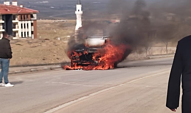 Seyir halindeki otomobil bir anda alev topuna döndü