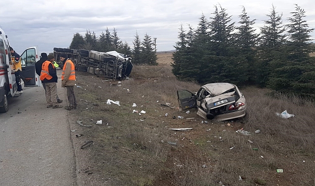 Seyir halindeki otomobile arkadan tır çarptı, 3 kişi yaralandı