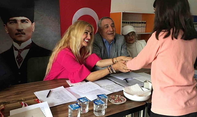 Tuğba Özay babasının adına düzenlenen şiir yarışmasına katıldı