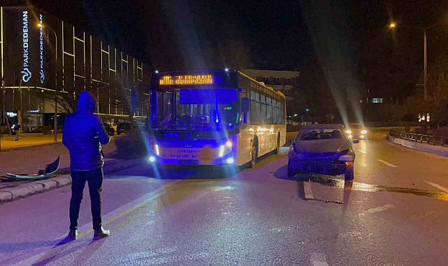 Virajı alamayan otomobil belediye otobüsüne çarptı, 1 kişi yaralandı