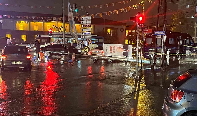 Ankara'da fırtınada aydınlatma direği yola devrildi
