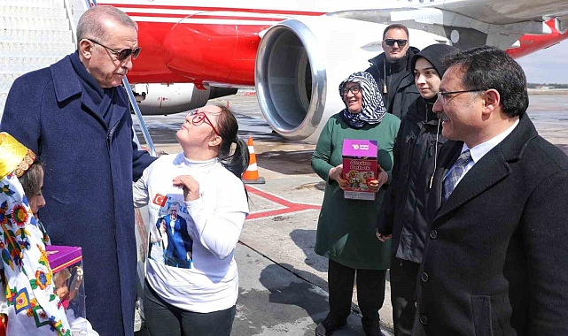 Cumhurbaşkanı Erdoğan'ı Kayseri'de Down sendromlu öğrenciler karşıladı