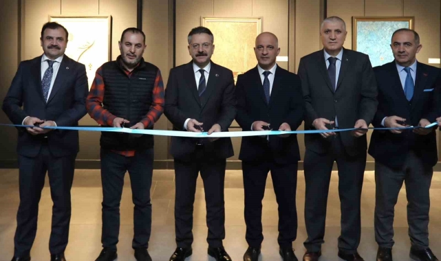 Eskişehir Valisi Hüseyin Aksoy, "Hiç 'in Yolculuğu" Hat Sergisi'nin açılışını gerçekleştirdi